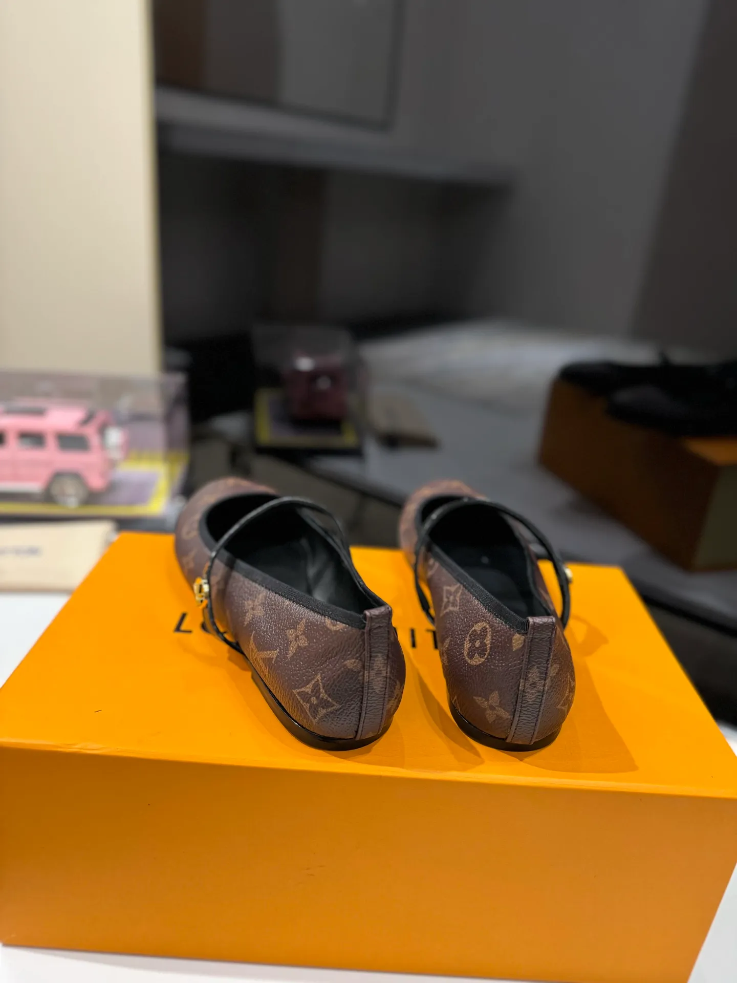 👟👟Ex-factory price 600👟👟 👟👟LV | Louis Vuitton 25𝐬𝐬 🧡💚2025 early spring new top version‼ ️The original version is the same. The counter specializes in the latest ROMY flat ballet shoes. Hard goods are new🆕 ❥Purchase level! Full of high-end feel! A popular model among bloggers at home and abroad, it’s retro and fashionable and looks amazing on your feet! Mainly recommended models on the official website★ ✅Upper: Highly customized denim/lambskin/presbyopia leather ✅Inner lining: imported sheepskin lining ✅Outsole: original Italian leather outsole ✅Shoe size: 35-39 (customized for 40, 41, 42) ✅Packaging: full set of exquisite packaging
